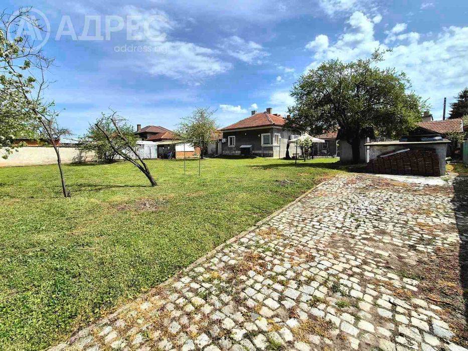 ДВЕ КЪЩИ, с. Николово, РЗП 135 кв.м., двор 1273 кв.м., с гараж