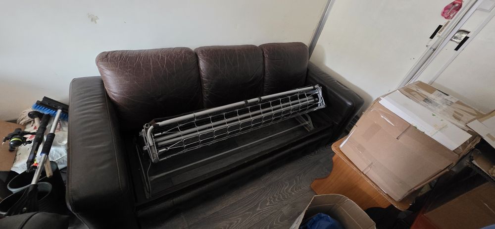 Canapea piele naturala extensibila mobexpert pret 600 lei .se face pat matrimonial este pe cadru metalic