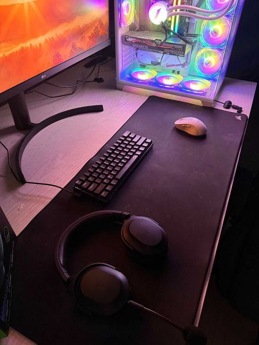 PC gigabyte RTX 4060 + monitor lg + scaun gaming corsair