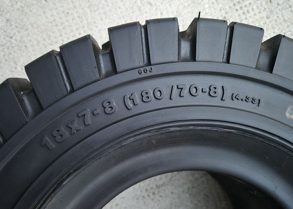 Vând 2buc 18 x 7 - 8 (180/70 - 8) BKT Maglift stivuitor