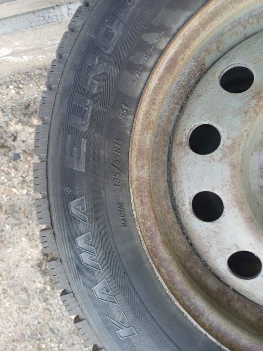 Продам колеса  зимние с дисками
185/65R14  с дисками