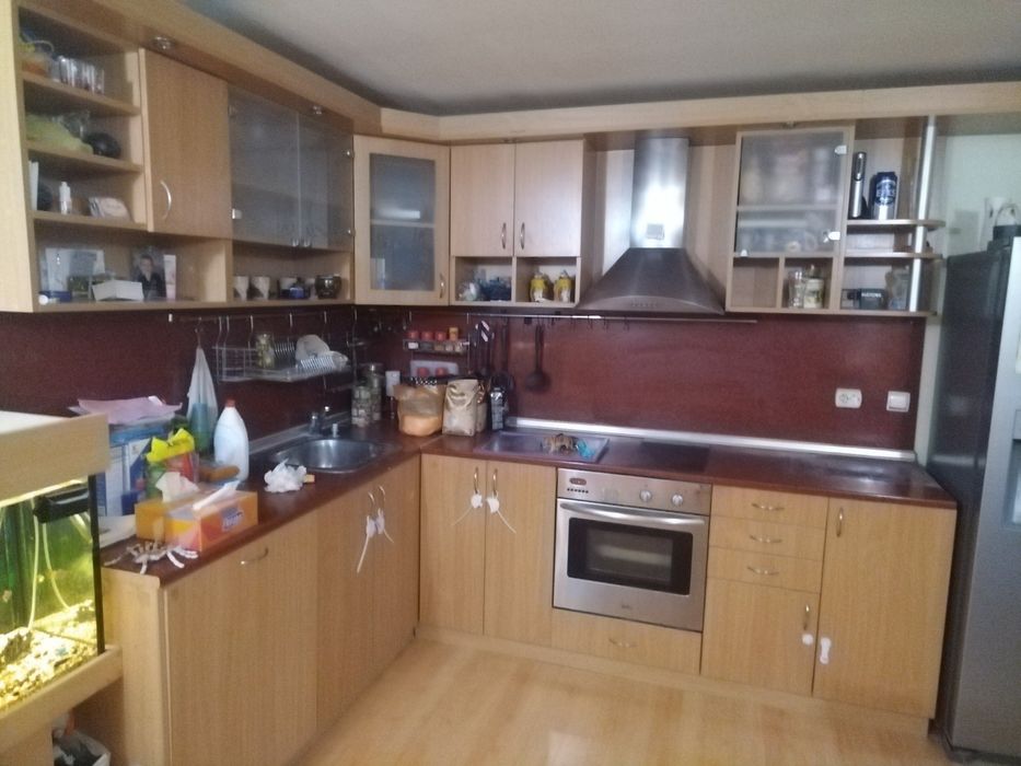 Кухня,гардероб с антре и холна секция