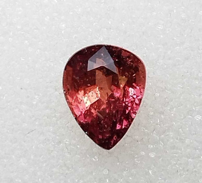 Рядък Ненагряван Падпараджа Сапфир 1.55кт с Цвят на Лотос при Залез!