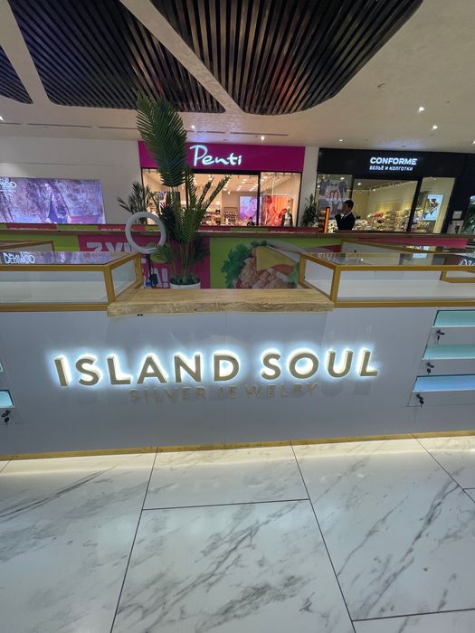 Витрины. Торговый остров для продажи украшений, очков, бижутерии