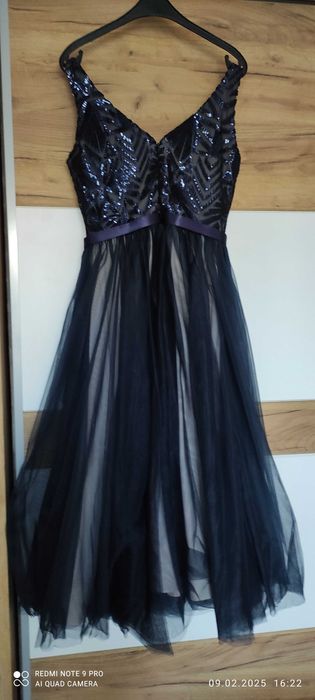 Продавам официална рокля, обличана веднъж. Отговоря на М размер