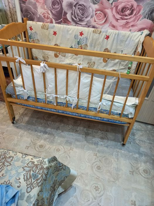 Продам детскую кроватку с матрасом
