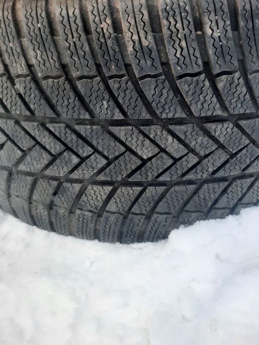 Продам шины. 285/40/21 бриджестон