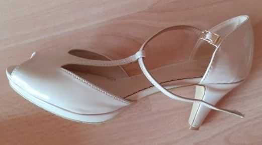 Лачени бежови сандали 40 номер