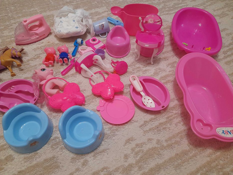 Колички за кукли, кукли и играчки