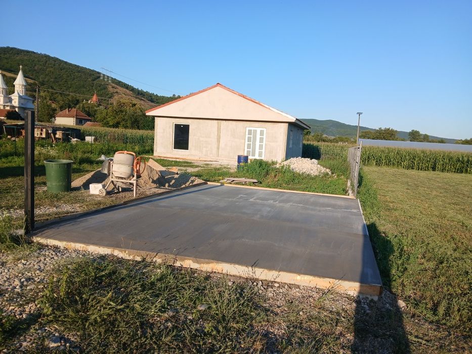 Vand casa  la rosu