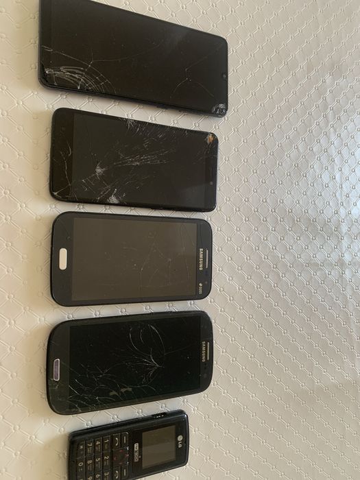 Продам не рабочие телефоны