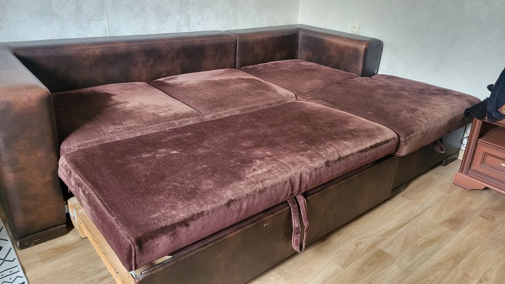Продам кожаный диван