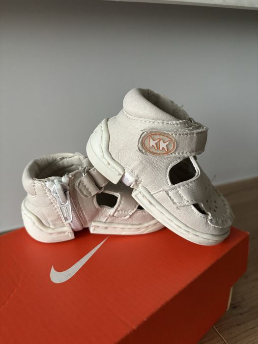 Буйки за прохождане и пантофи Колев и Колев