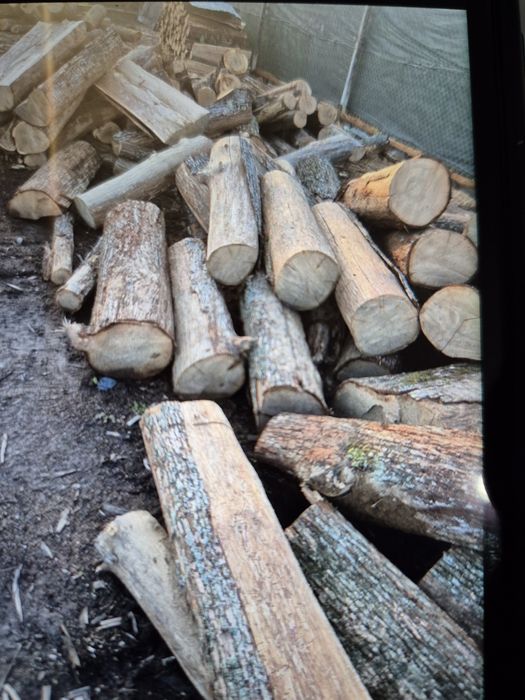 Lemne pentru foc crăpate sau rotunde