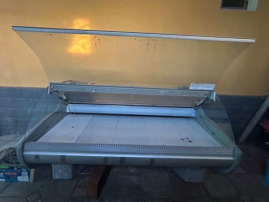 Витрина холодильник магазин