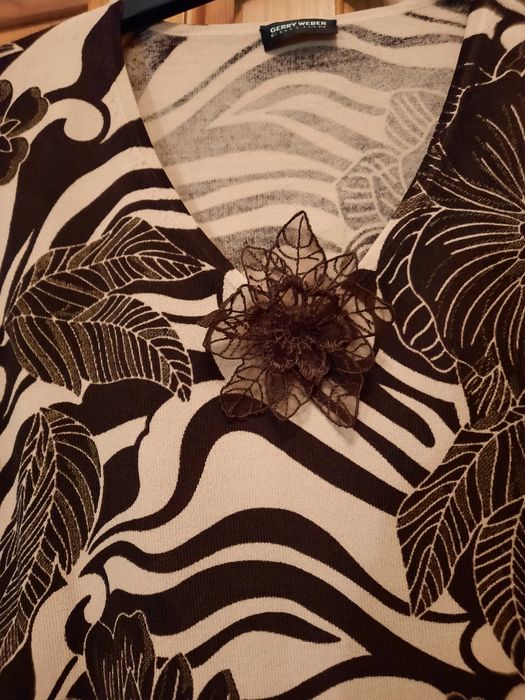 Frumos pulover Gerry Weber cu brosa asortata mărimea 40