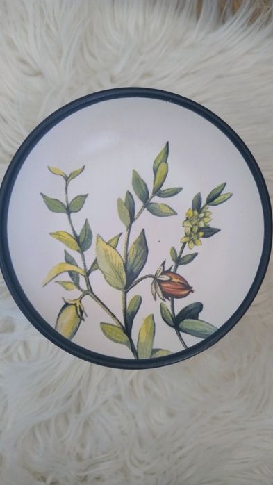 Порцеланови купички в лилави цветя и лалета