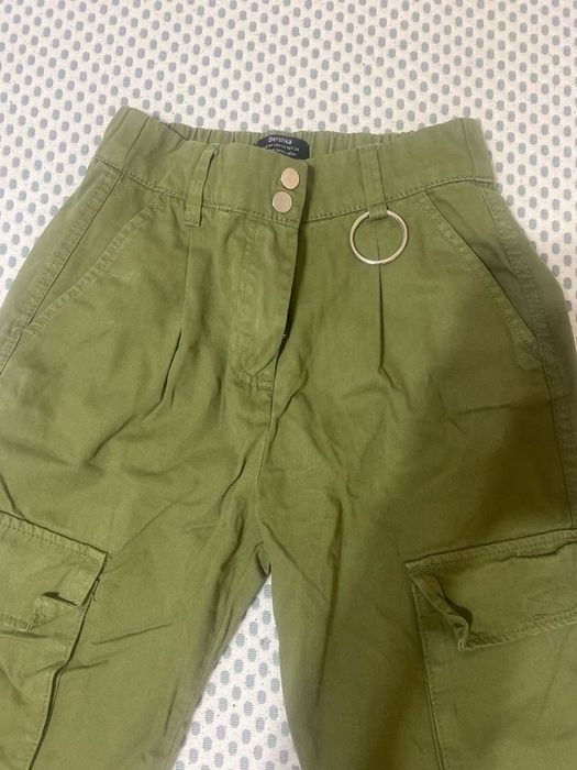 Pantaloni cargo kaki Bershka