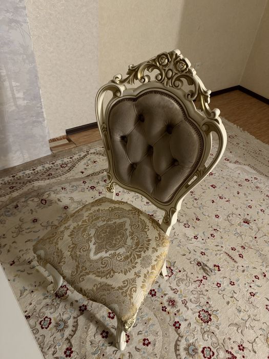Стулья.
