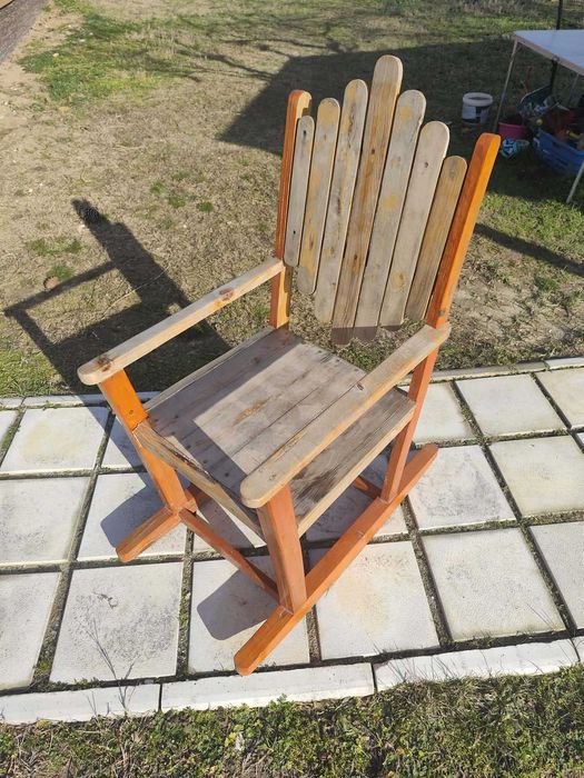 Люлеещ се стол от масивно дърво