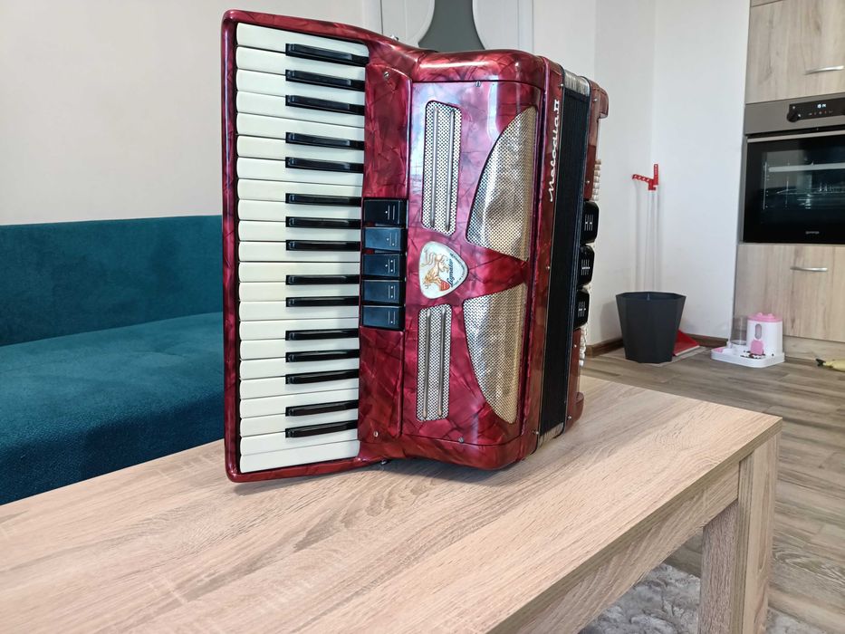 Продавам два акордеона