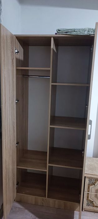 Шкаф и прихожая .
