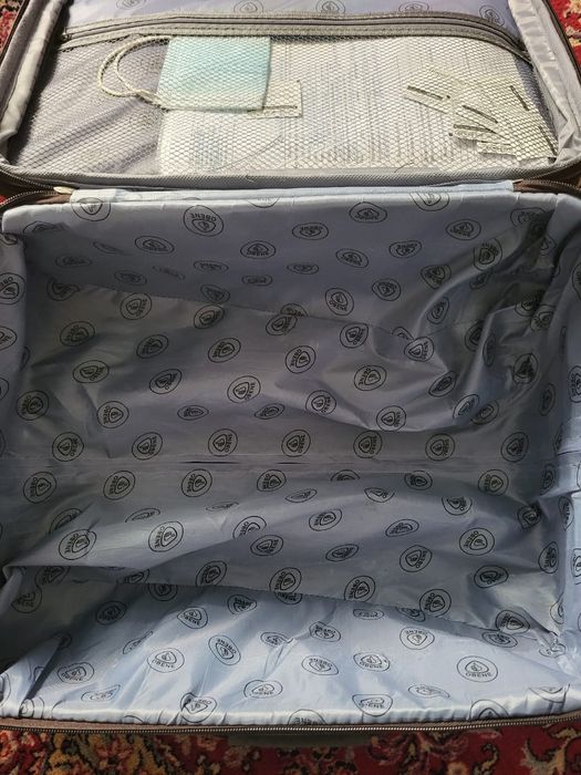 Чемодан на 2 -х колёсиках.