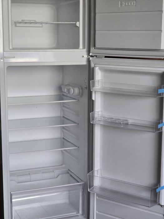 Frigider nou cu 2 uși si congelator , 213l , 144cm înălțime