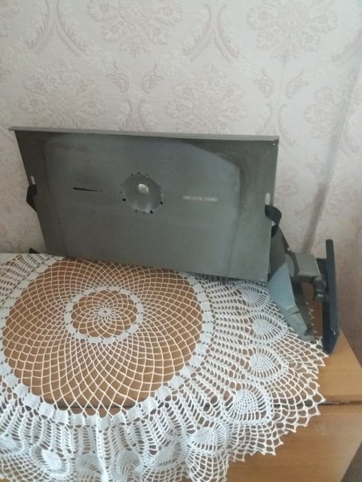 Телевизор L G с креплением на стену