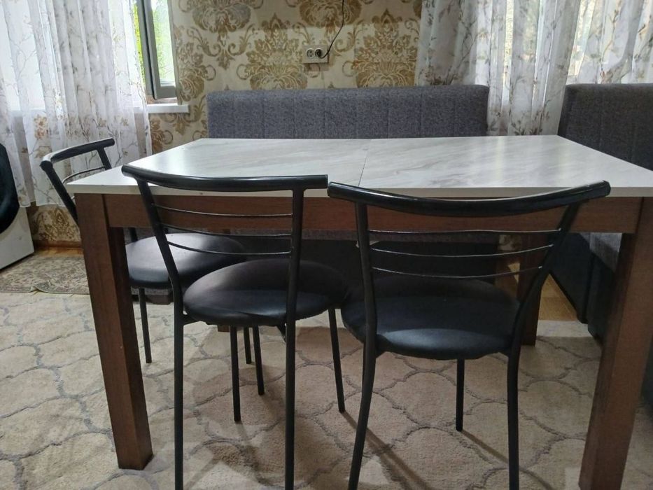 Продаётся стол со стульями