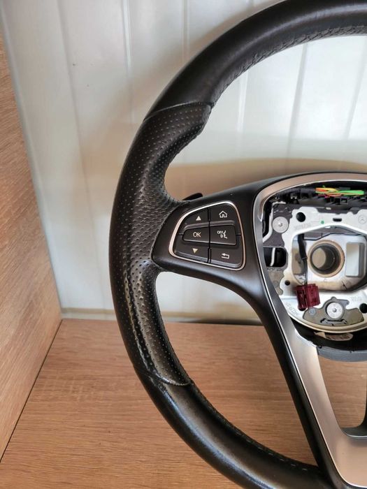 Продавам перфектен кожен волан с пера MERCEDES W205 W213 CLS 2015-2019