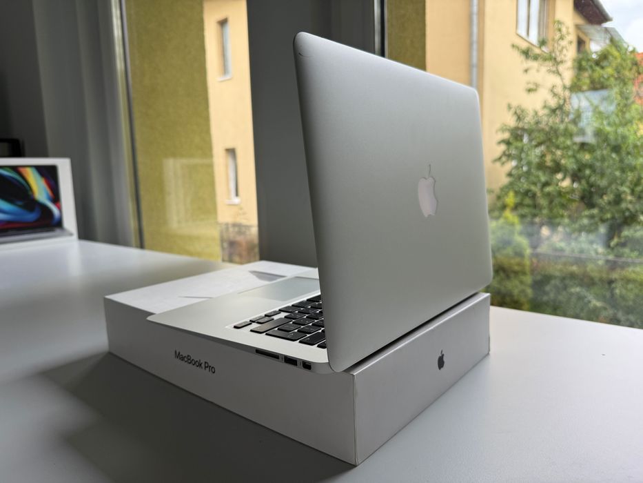  MacBook Air 13", Early 2015 1.6 GHz Intel Core i5, 8GB 256GB - A1466