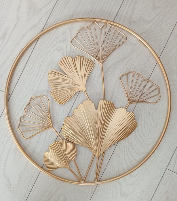 FloralGolden  pe perete.