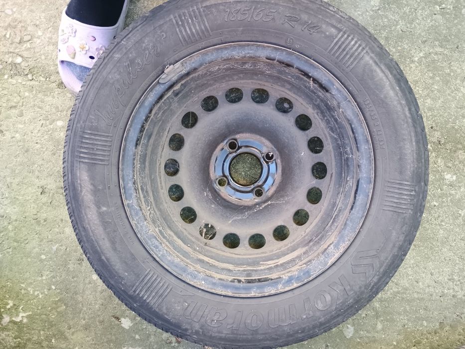 Vând cauciucuri de vara cu tot cu jante .