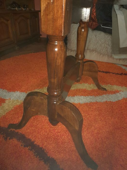 Vind masa lemn masiv nuc .