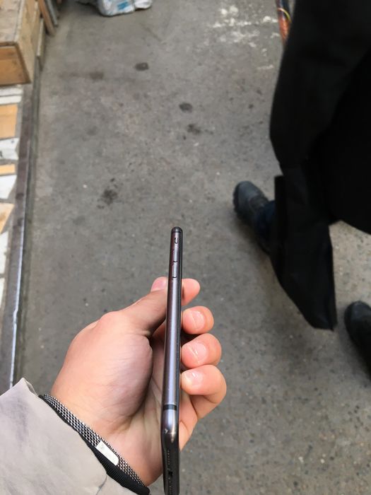 Продам Айфон 8