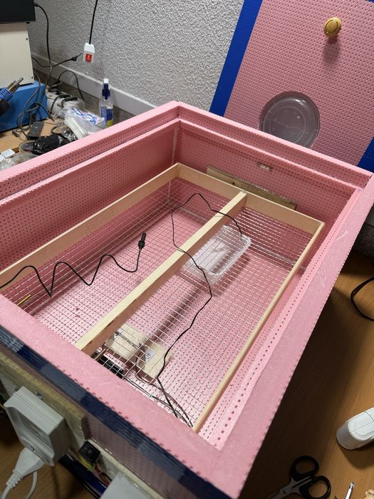 Инкубатор сотилади. Новый.