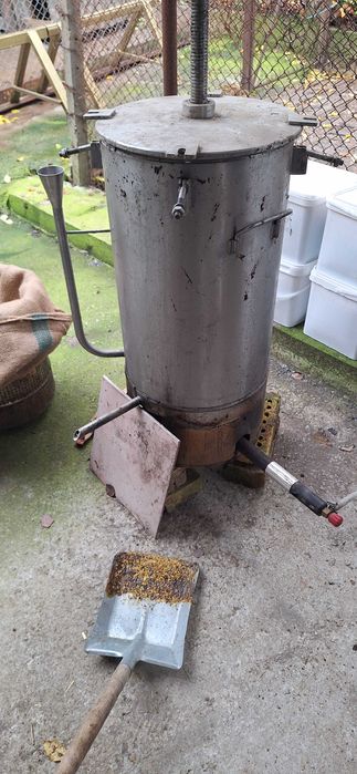 Восъкотопилка   .