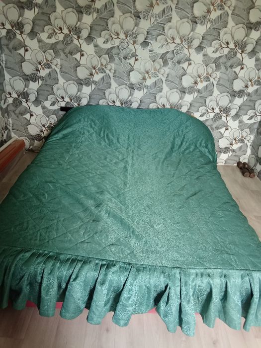 Продам комплект покрывало и 2 шторы