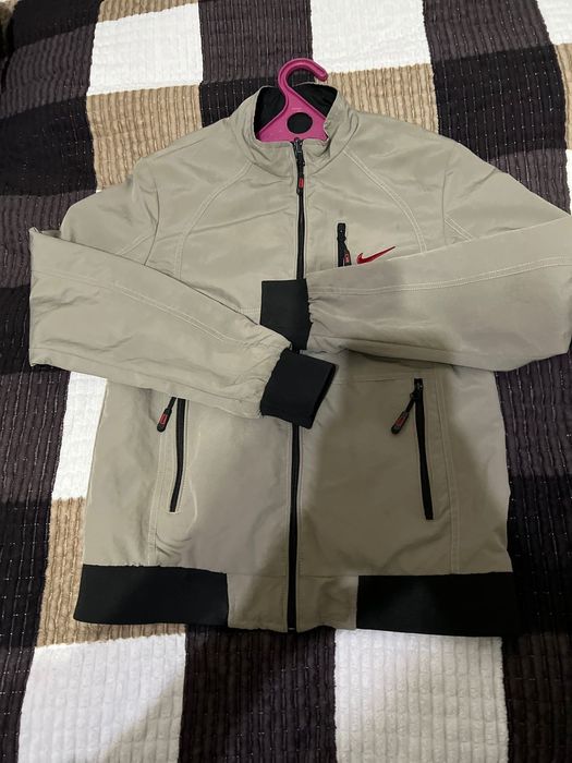 Продаю куртку осень весна