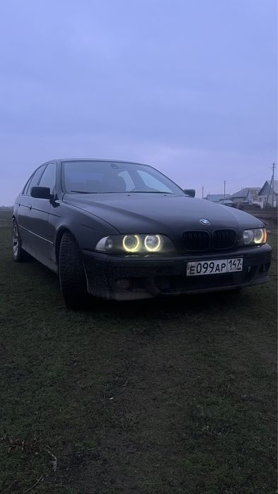 BMW e39 черного цвета