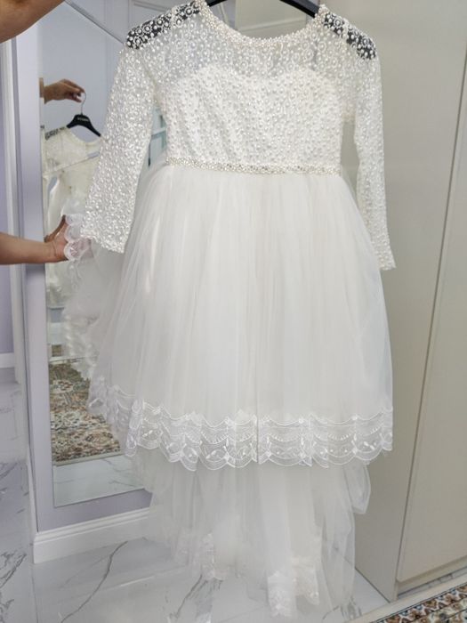 Белое платье со шлейфом для девочки