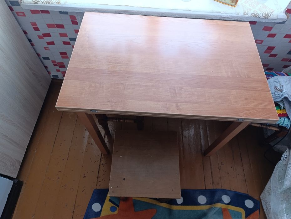 Кухонный стол и табуретки