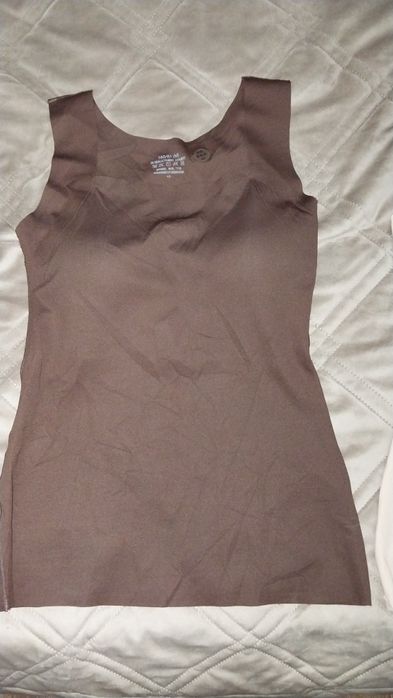 Продаётся утягивающая майка с чашечками.