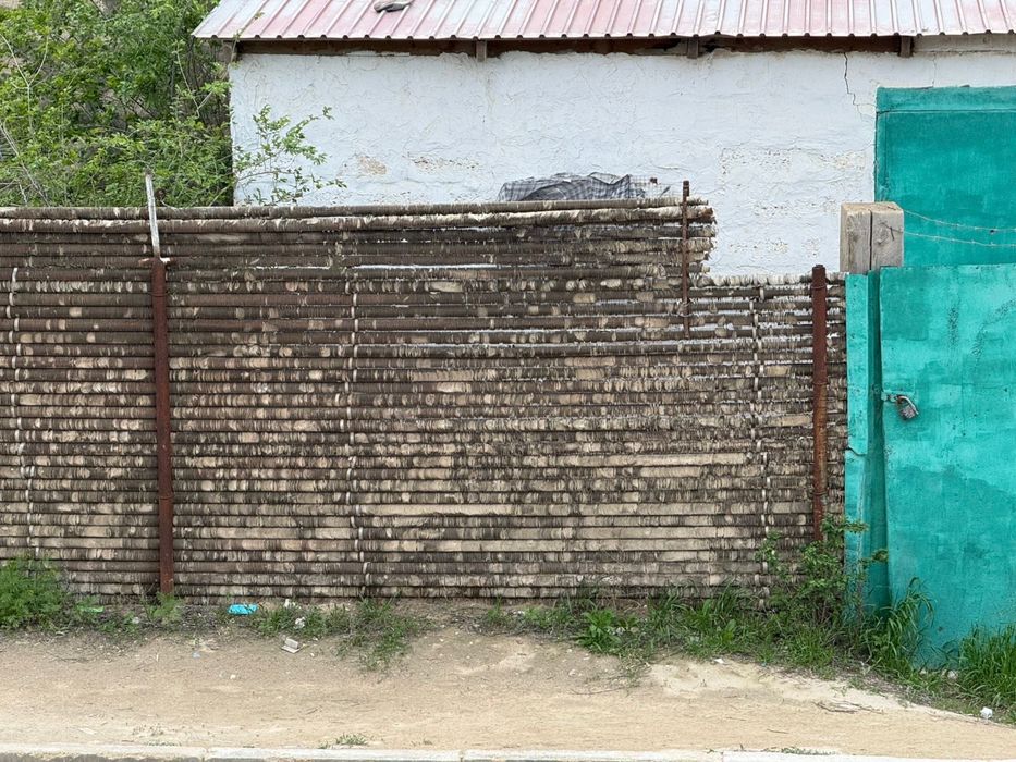 Стройкаға керек ағаш, темір, арматура, уголник бәрі бар