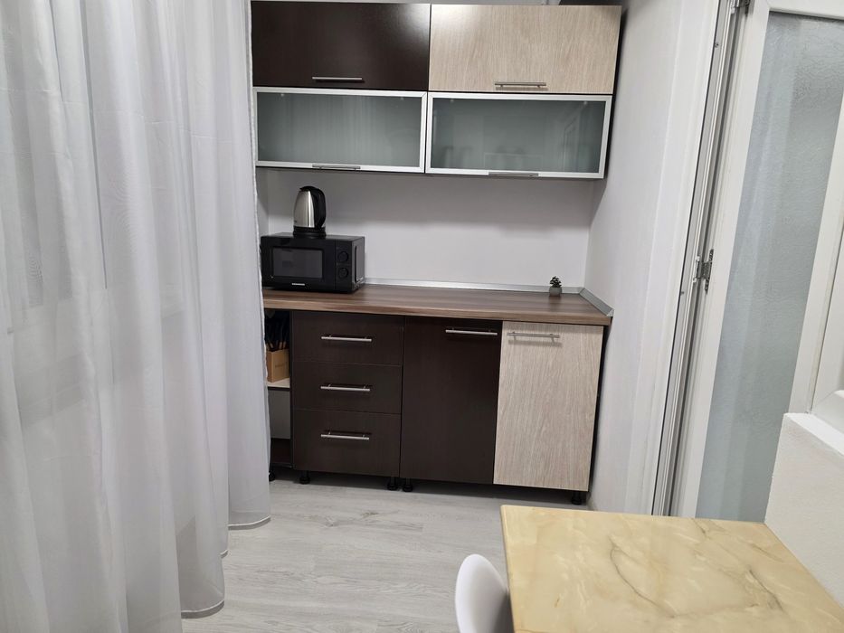 Garsonieră de închiriat – bloc nou, complet mobilată și utilată