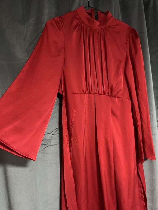 Vând rochie roșie elegantă din satin.