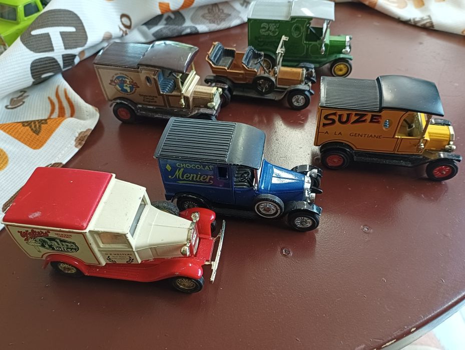 Умалени модели на ретро коли