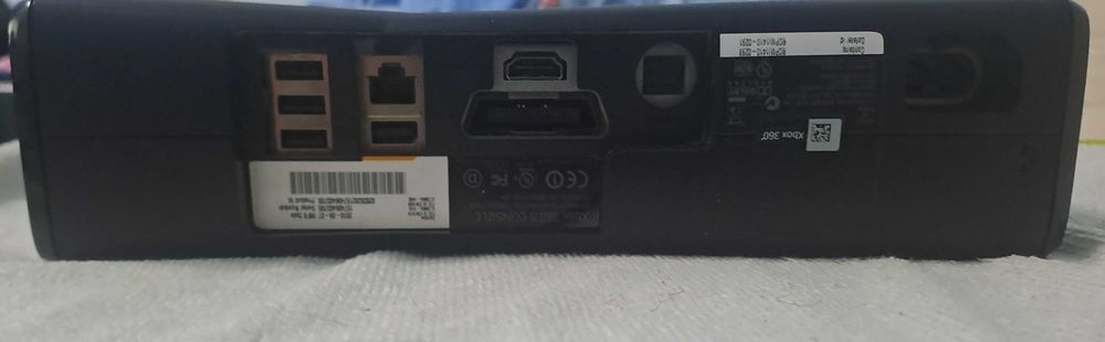 Xbox 360 + 2 безжични контролера + 6 игри