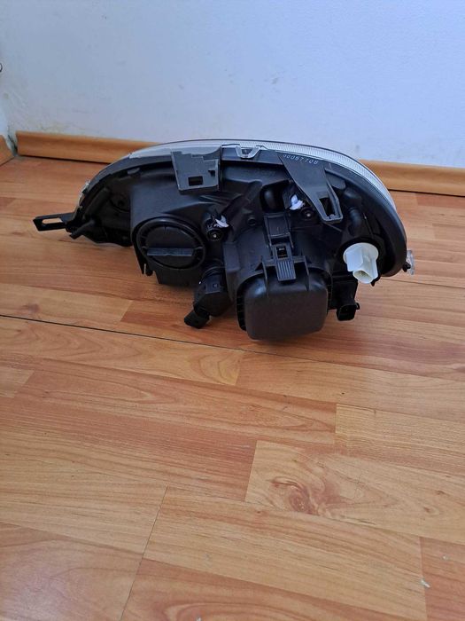 Far stanga/dreapta Mercedes ML W163 an 2001-2005 , faruri noi